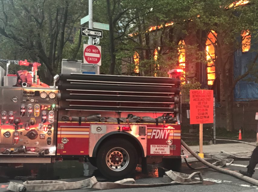 לוחמי האש נלחמים בלהבות