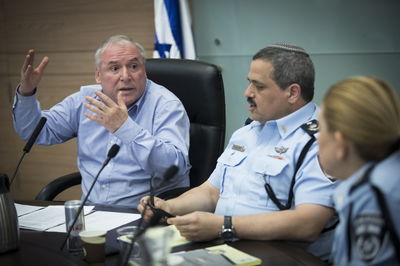 מוגזם? דרישה לפוליגרף לכל 1600 הקצינים