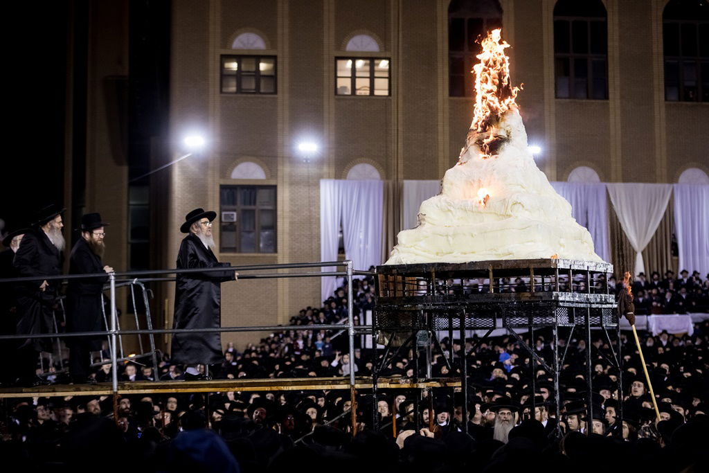 תיעוד ענק: רבבות חגגו ל"ג בעומר עם הרבי מסאטמר