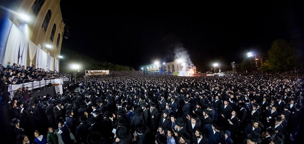 תיעוד ענק: רבבות חגגו ל"ג בעומר עם הרבי מסאטמר