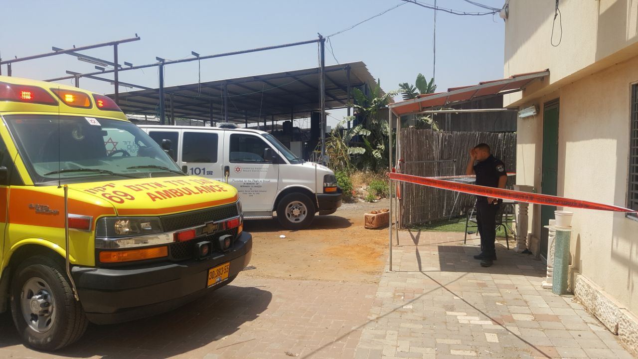 כשהוא עטור בתפילין: גבר נדקר בתוך ביתו ונפצע קשה