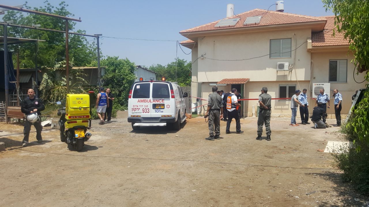 כשהוא עטור בתפילין: גבר נדקר בתוך ביתו ונפצע קשה