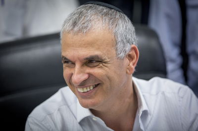 שר האוצר חתם על צו לביטול מכס הנעליים