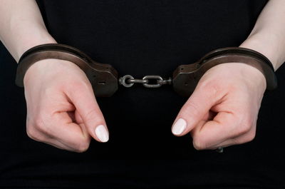 ניצלה את מחלת הסרטן להברחת חומר נפץ