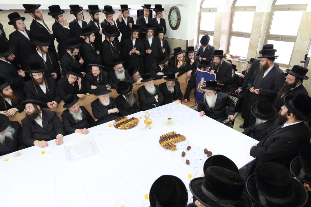 יציקת ביהמ"ד הגדול של מכנובקא-בעלזא - במעמד האדמו"ר • צפו