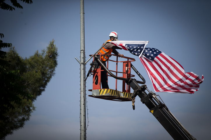 מגהצים את הדגל- ההכנות לביקור טראמפ