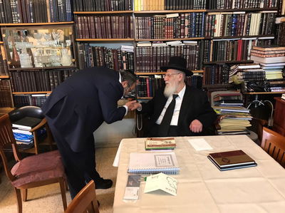 יגאל גוואטה במעונו של הגר"ש כהן