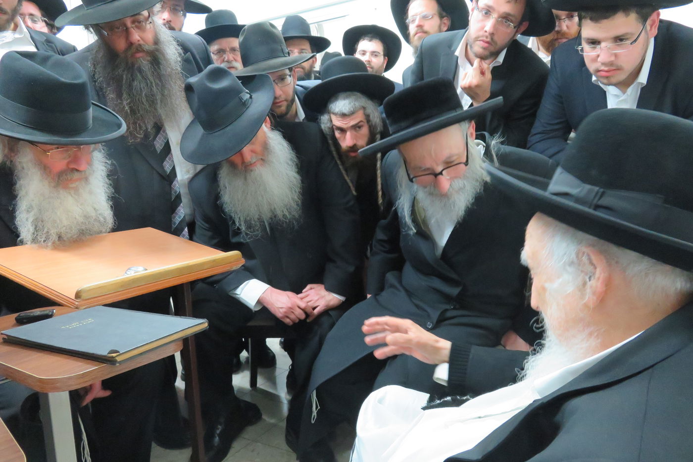 ניחום אבלים אצל הגר"ש אוירבך • צפו