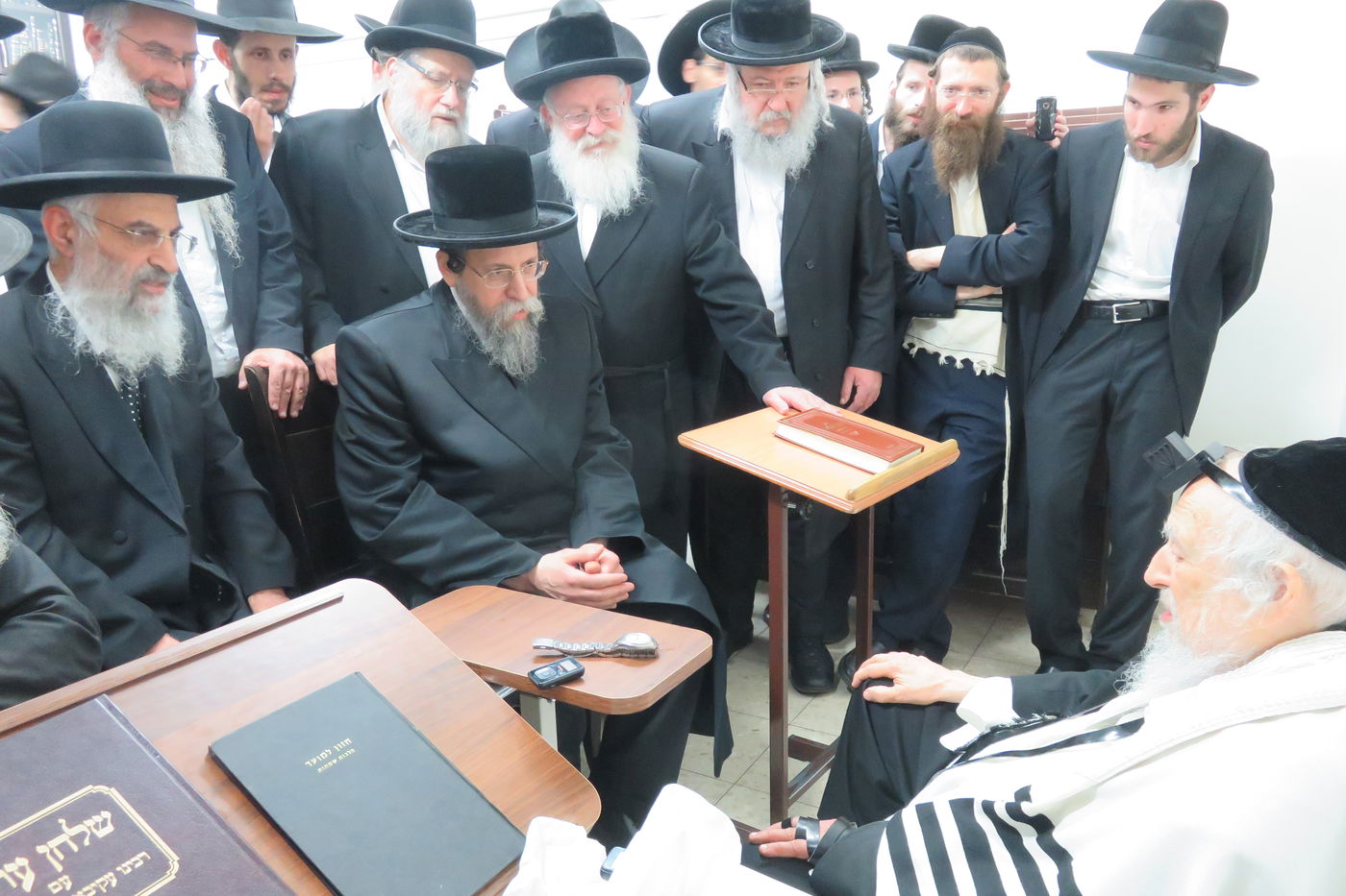 ניחום אבלים אצל הגר"ש אוירבך • צפו