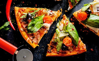 שני מגשי הפיצה שעלו לבסוף כ-21.8 מיליון דולר