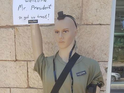 ה"חייל" עם התפילין