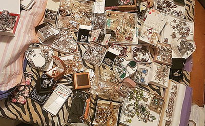 חלק מהתכשיטים שנתפסו בביתה