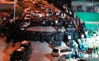 בבגדים חגיגיים: חסידים שרפו סמארטפונים