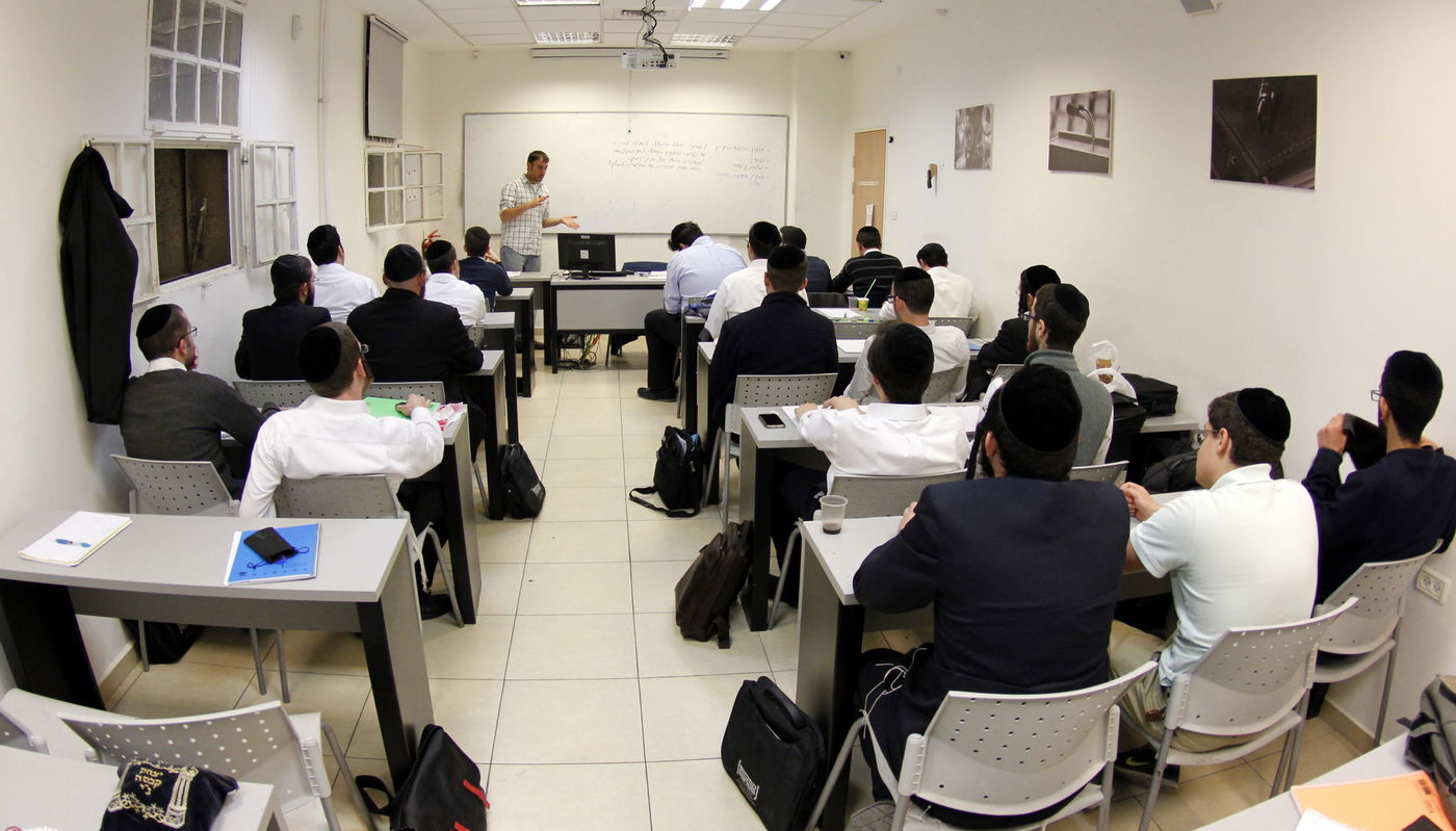 לימודי בקמפוס שטראוס. צוות מקצועי ומנוסה