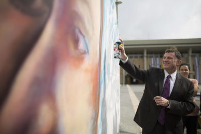 יו"ר הכנסת משתתף בסדנת אומנות בחצר