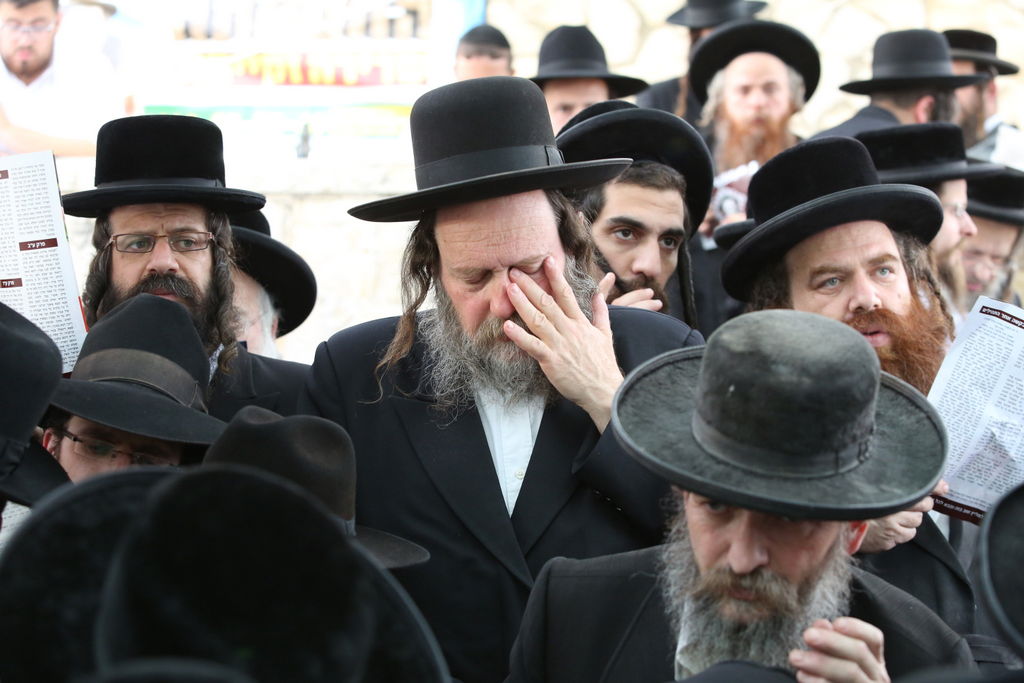 יארצייט לאדמו"ר מזוועהיל: המונים יצאו להר הזיתים