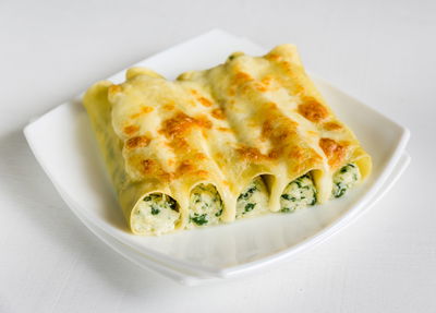 קנלוני במילוי חצילים וגבינות