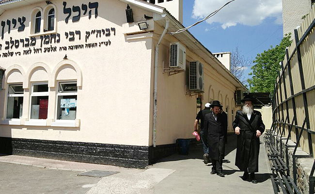 צפו: הרבי ממודז'יץ בציון רבי נחמן מברסלב