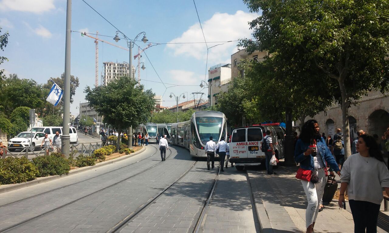 תאונה בין רוכב אופניים לשתי רכבות קלות