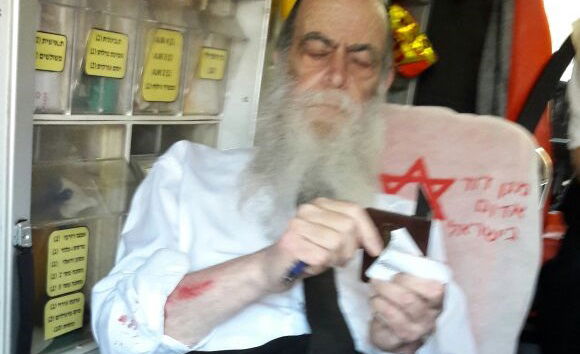 הרב מרדכי ברוידא מטופל באמבולנס