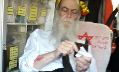 הרב מרדכי ברוידא מטופל באמבולנס