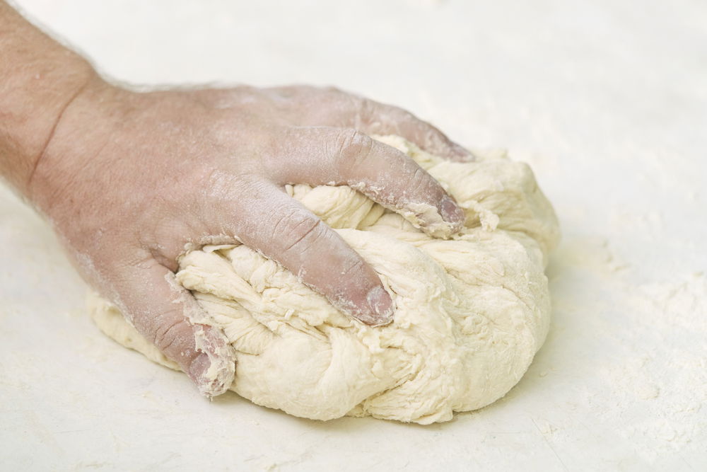 הפרשת חלה באמצעות משגיח כשרות מתי?