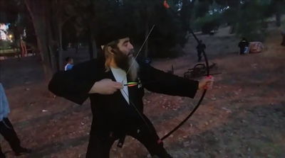 הנינג'ה החרדי מלמד איך לירות בחץ וקשת