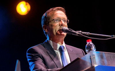 יצחק הרצוג בכיכר רבין. ארכיון