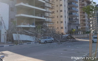 פיגומי בנייה קרסו בעפולה: ארבעה נפצעו