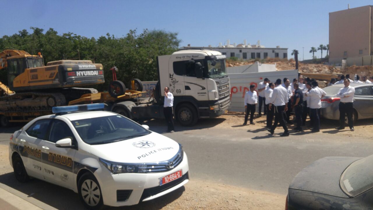 תלמידי הישיבה חסמו את כלי העבודה ופונו בידי המשטרה