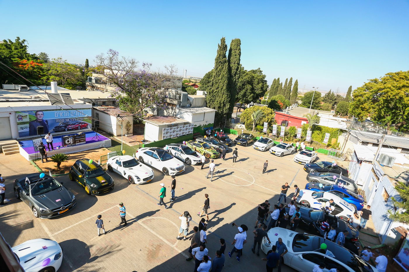 מחווה של מיליונר: תצוגת רכבי יוקרה לילדי פנימיה