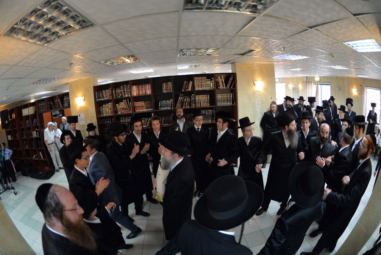 הכנסת ספר תורה במדרשה החסידית בביתר