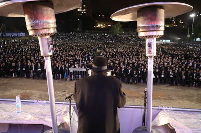 המתכנסים מקבלים בשירה את פני הגר"ש אוירבך