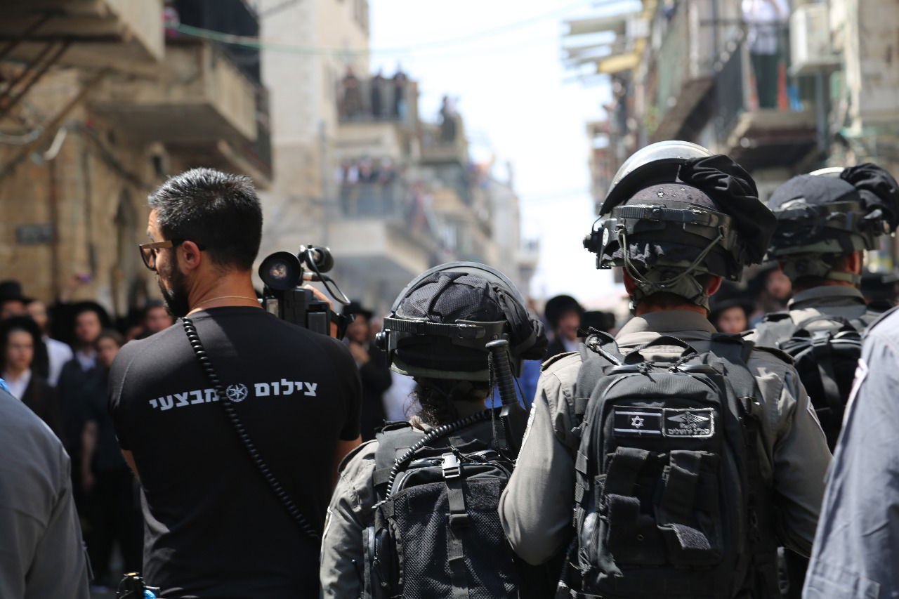 המשטרה החרימה מצלמות ועוררה מהומה; שוטר נפצע • צפו