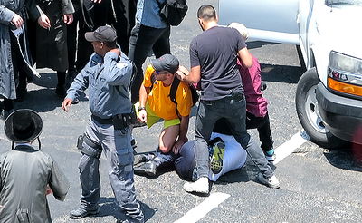 תיעוד נוסף: המעצר האלים של הצלם החרדי במאה שערים • צפו