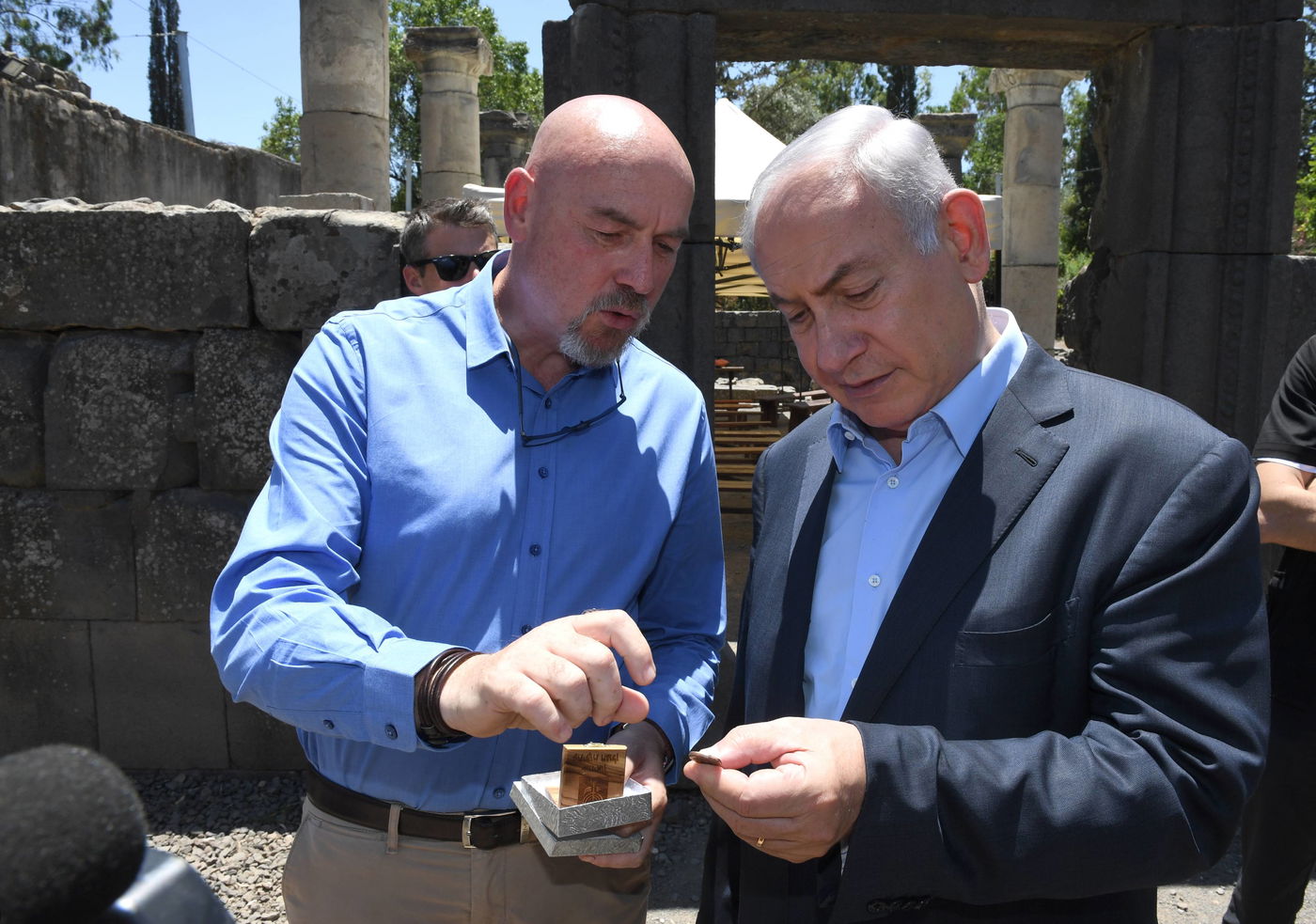 צפו: נתניהו סייר בבית הכנסת העתיק של קצרין וברמת הגולן