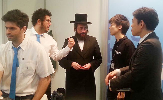 נציגי פוג'י העולמי בפגישה עם הרב בנימין וייס בתערוכת פוטוקינה, בגרמניה