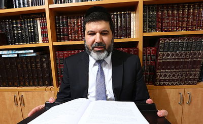 הלכה יומית עם הרב אופיר מלכה: סחיטת קוגל ושניצל מהשמן בשבת