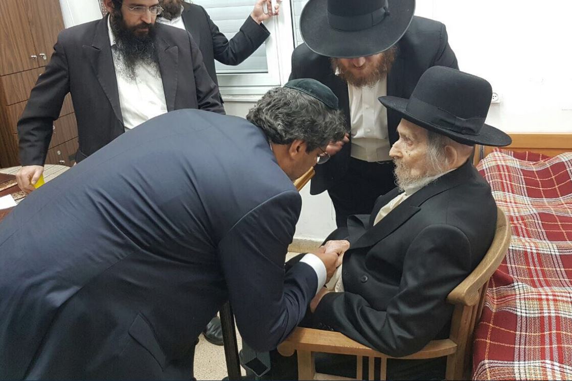 מאיר חביב מקבל את ברכת מרן ראש הישיבה