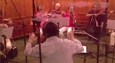 כשיואלי דיקמן מנצח על כלי המיתרים • צפו