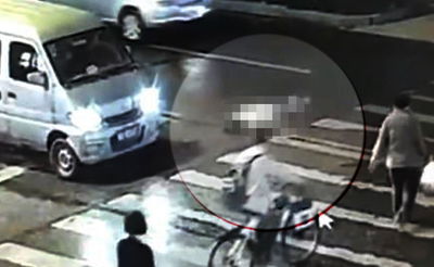 תיעוד מזעזע: אישה נדרסה פעמיים, עוברי אורח התעלמו