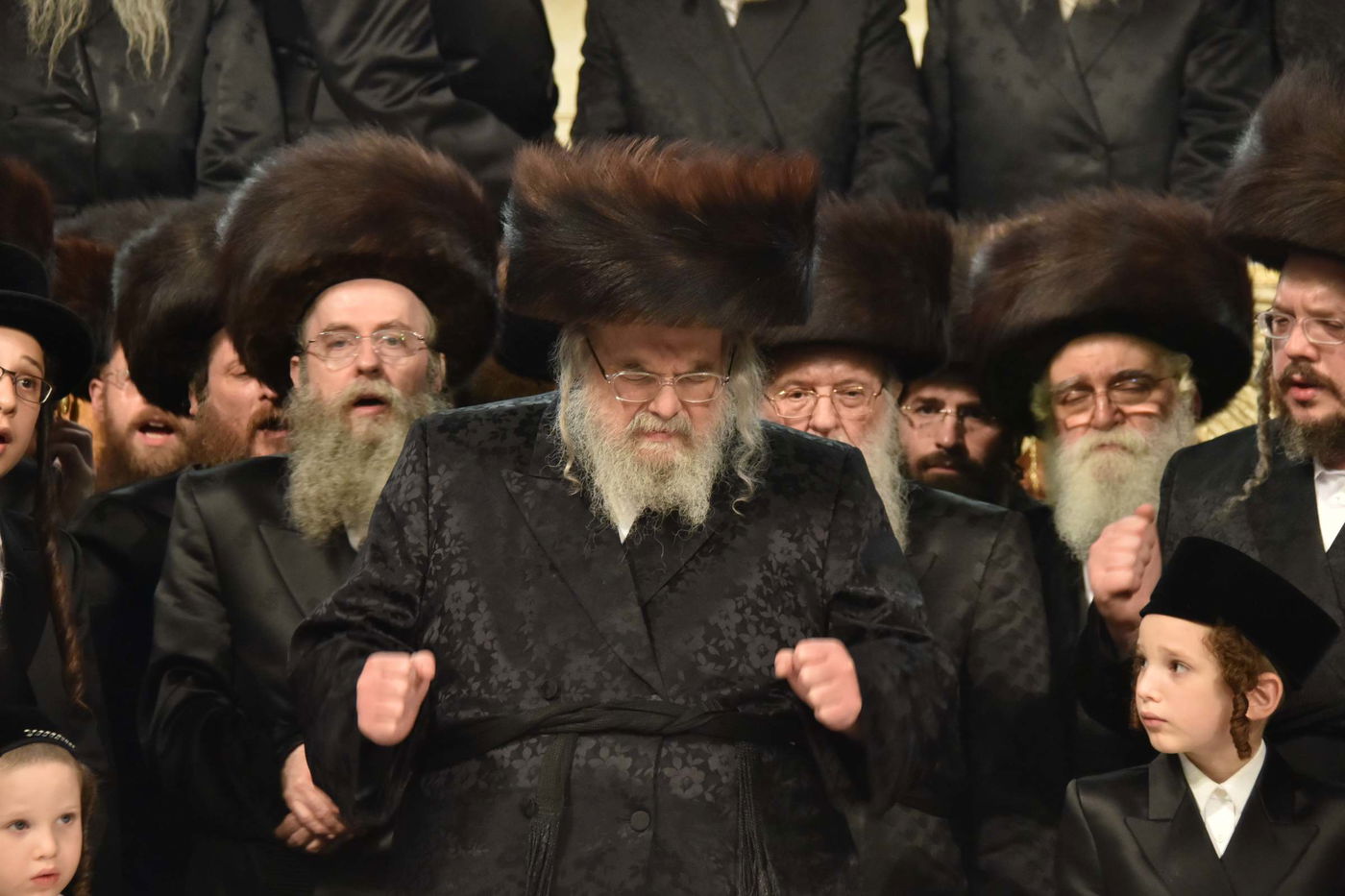 צפו: הריקוד של האדמו"ר מבעלזא בשבע ברכות המרכזי