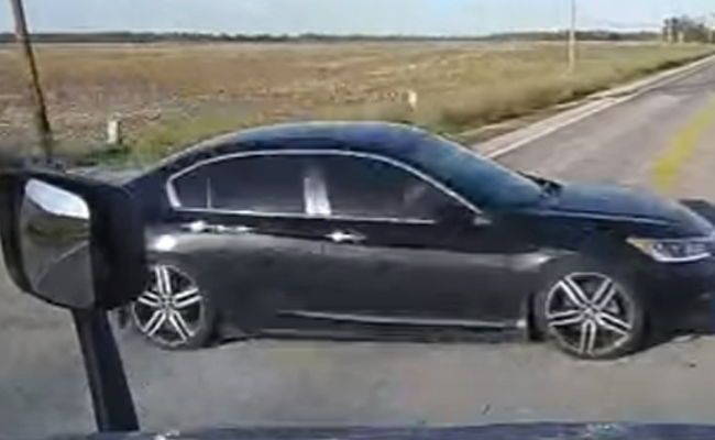 המכונית, כפי שתועדה במצלמת המשאית