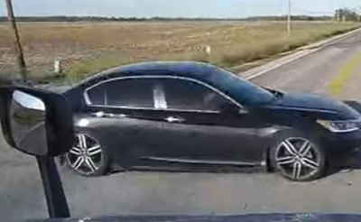 המכונית, כפי שתועדה במצלמת המשאית