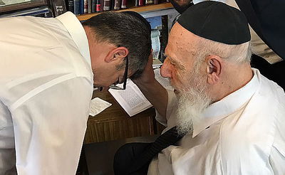 הגר"ש כהן מברך אצל מיכאל וידל