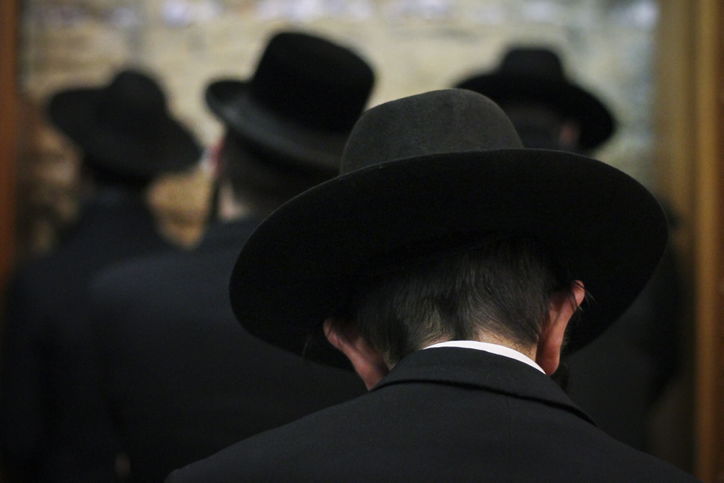 העשרת הידע באנגלית לגברים חרדים מבני ברק. אילוסטרציה