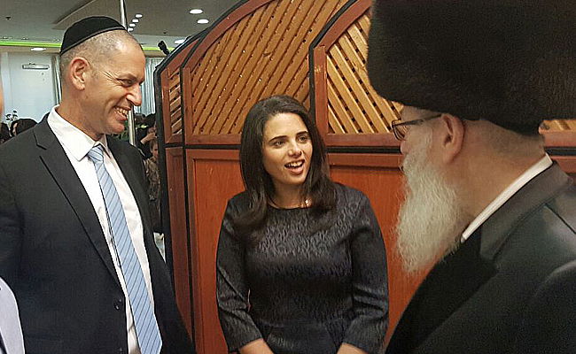 ליצמן, איילת שקד ומנכ"ל 'איכילוב' פרופ' רוני גמזו