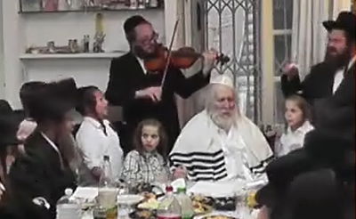 צפו: ניגוני התעוררות עם הרב אליעזר ברלנד