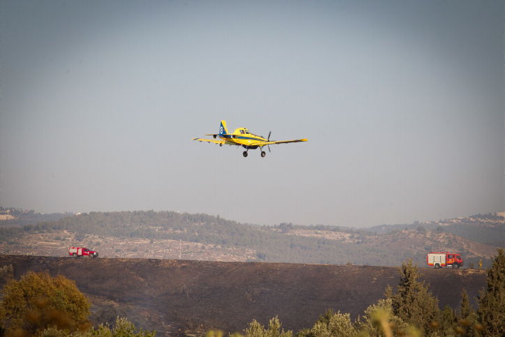 מטוס כיבוי מעל משמר אילון