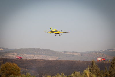 מטוס כיבוי מעל משמר אילון